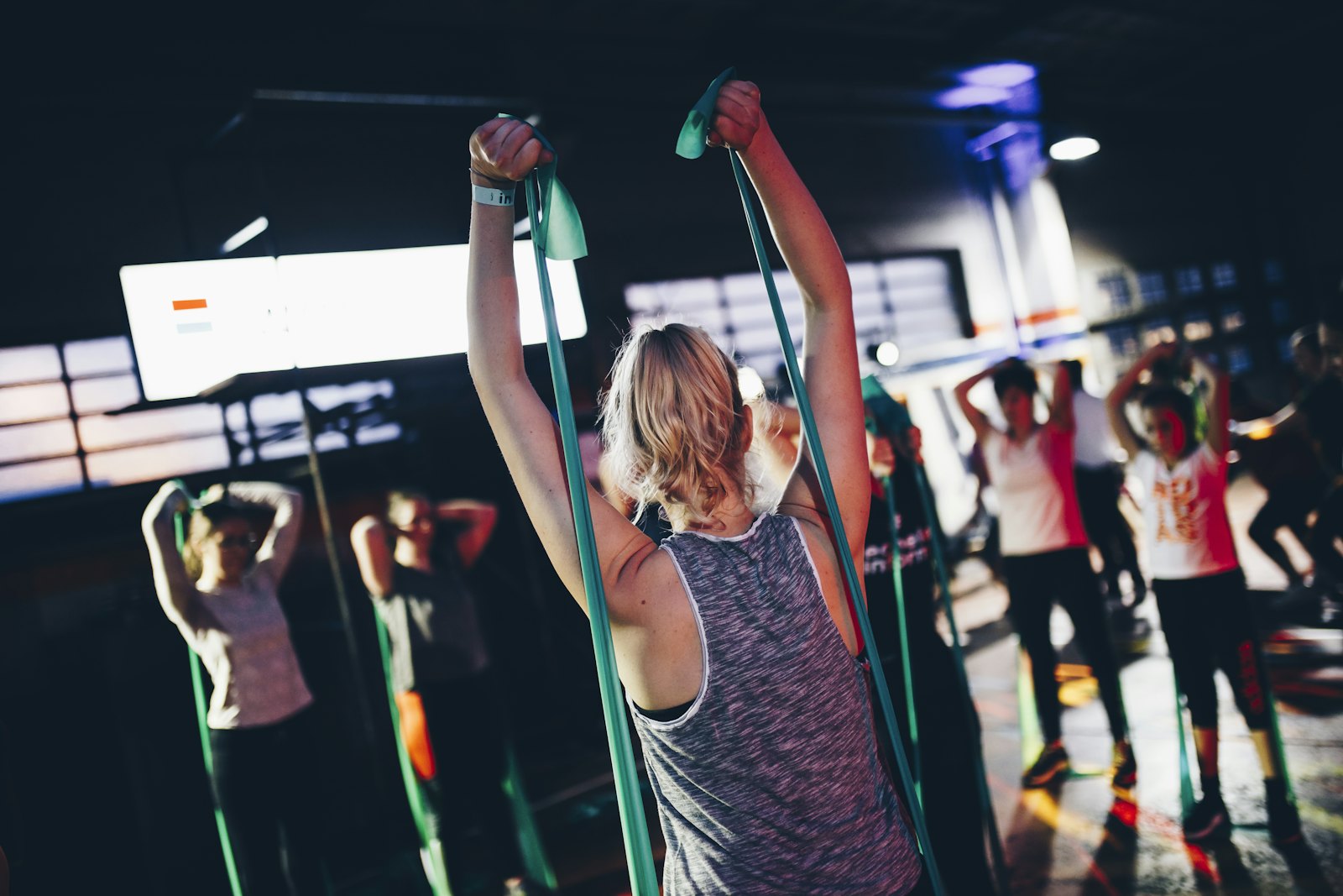 Clase grupal de entrenamiento en un gimnasio