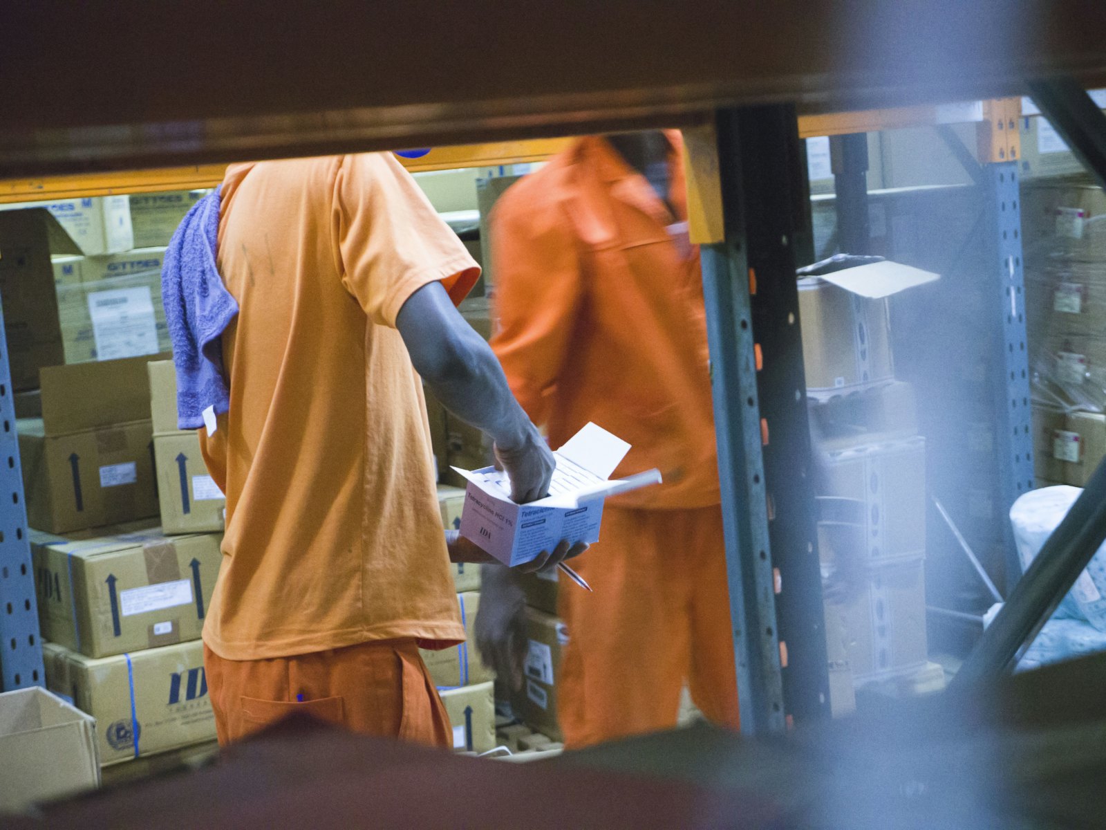 Trabajadores preparando cajas en una bodega de distribución