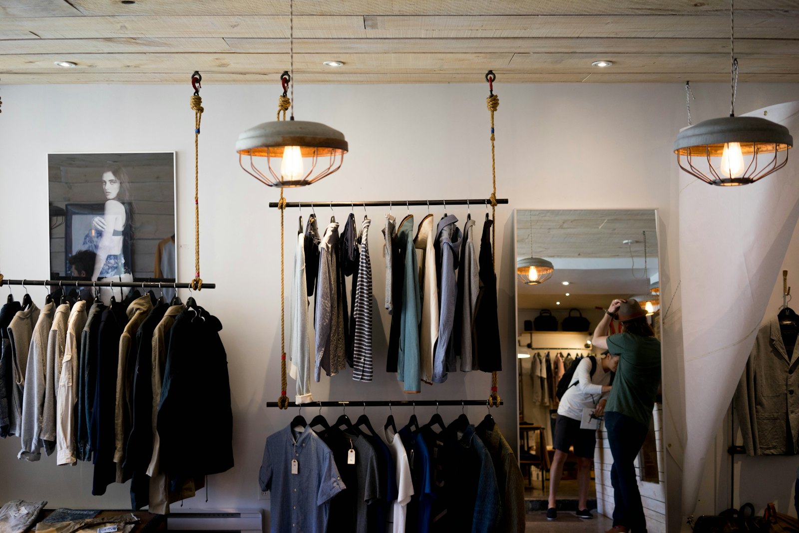 Interior de una boutique de ropa con percheros